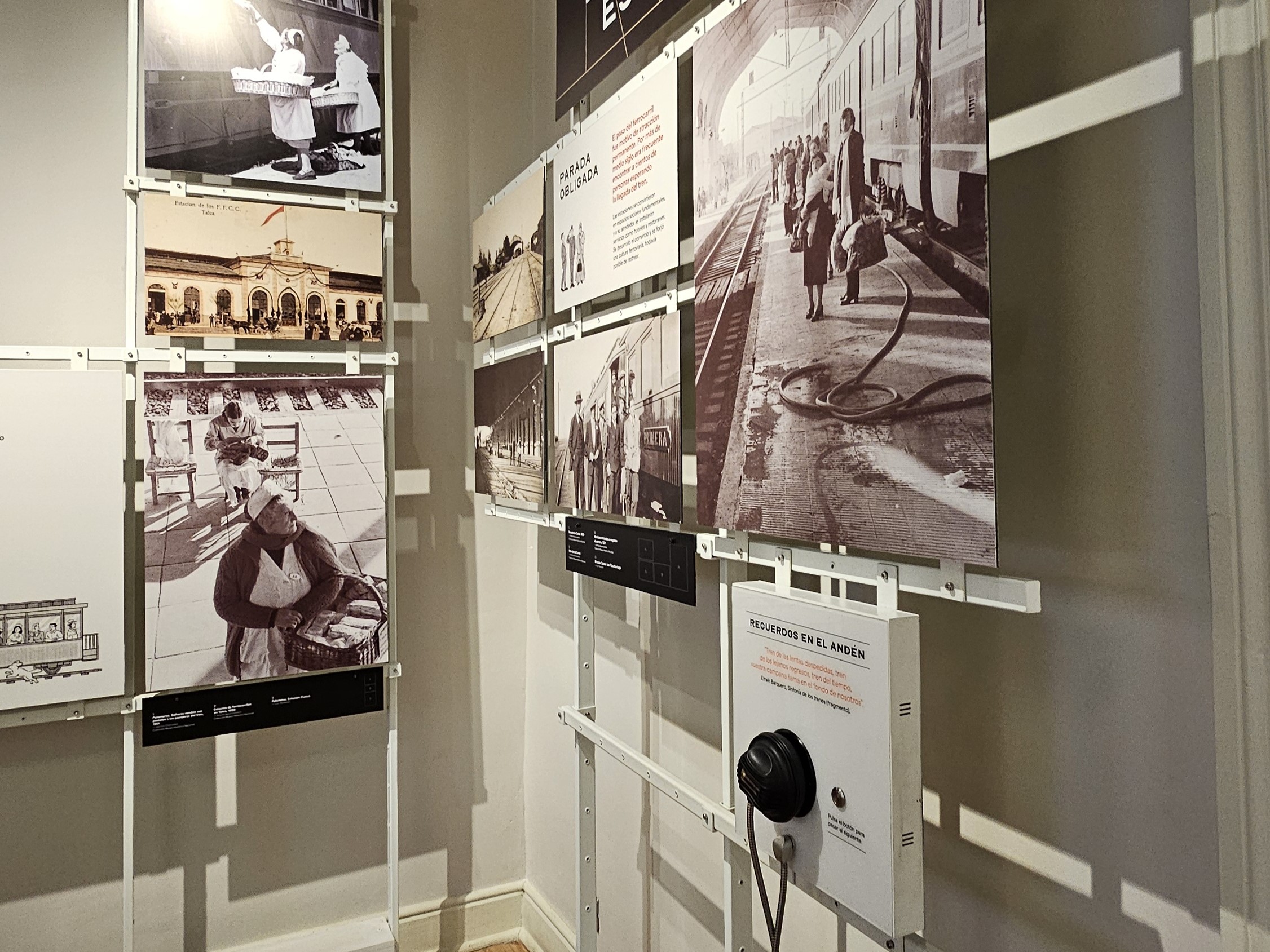 Fotografía de audio descripción en fotografías expuestas en un muro